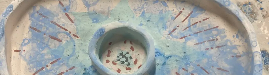 Detalle de un plato pintado con esmaltes azules