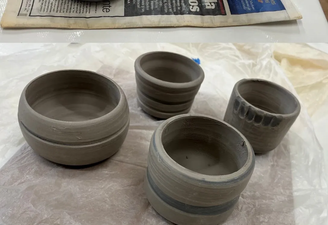Cuencos de barro gris recién torneados