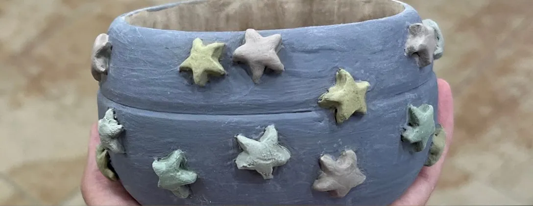 Cuenco azul con estrellas de colores en relieve