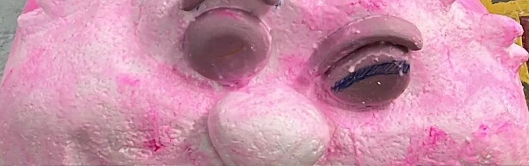 Detalle rosa del rostro de la escultura en proceso