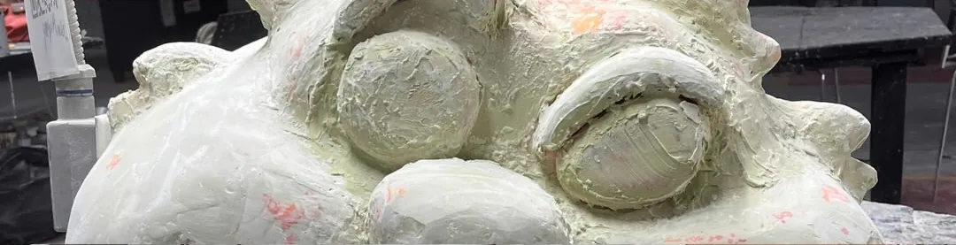 Ojos de la escultura del gato de Cheshire en yeso