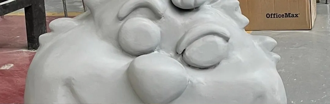 Escultura gris del gato de Cheshire en el taller