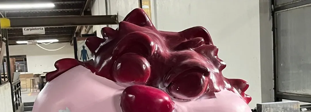Escultura del gato de Cheshire con pintura vino y rosa