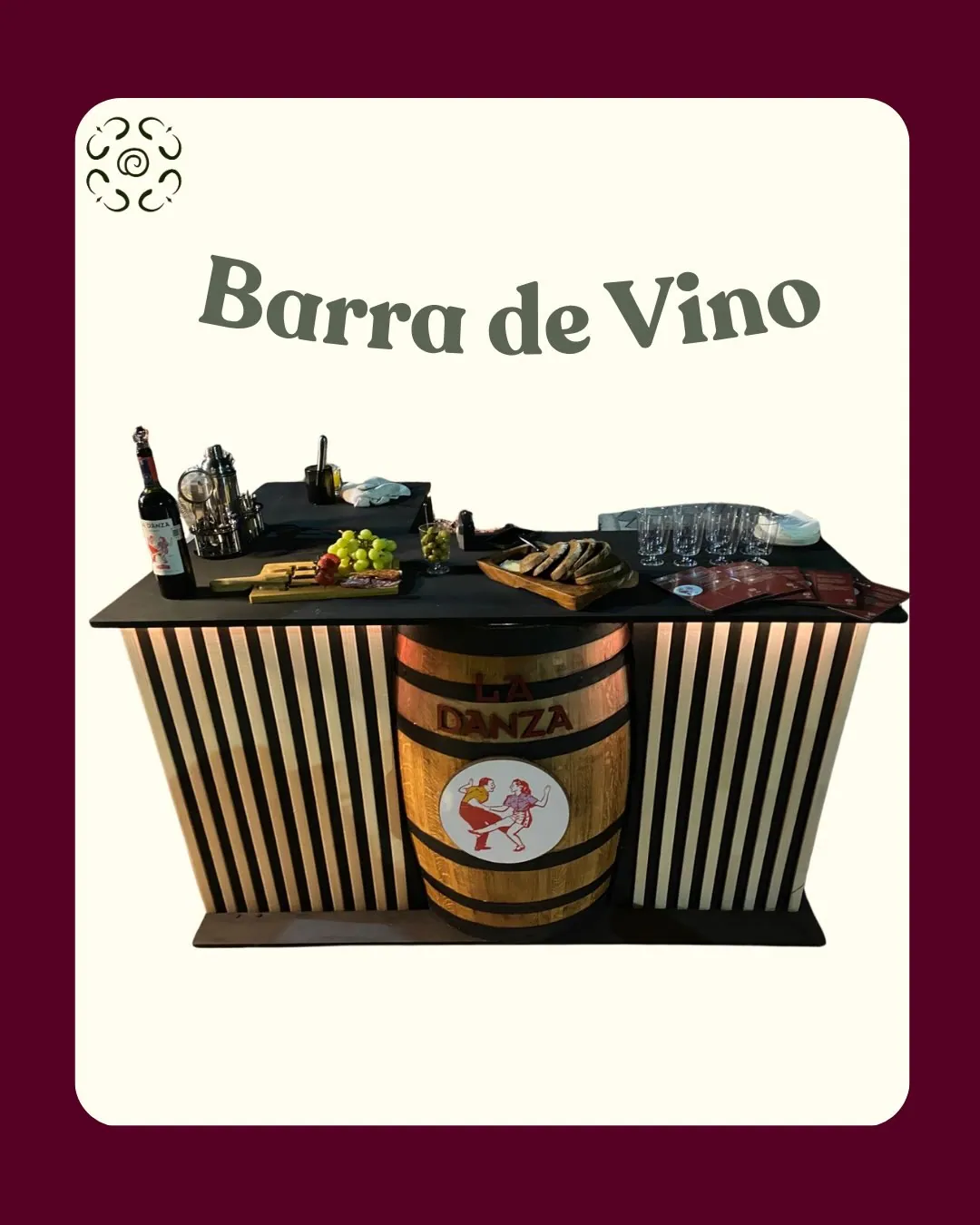 Barra de vino de madera con un barril al centro y botellas encima