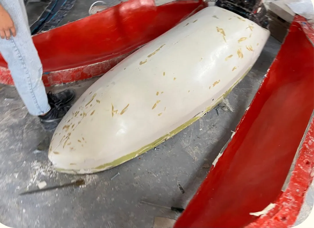 Casco blanco del vehículo sobre moldes rojos