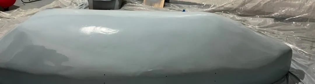 Casco pintado de gris